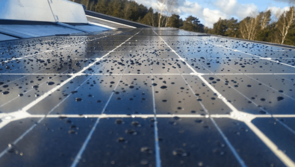 Солнечные панели с новым покрытием могут вырабатывать энергию из дождевых капель